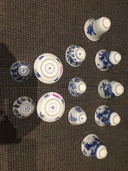 CHINE Lot composé de nombreuses tasses et soucoupes en porcelaine, principalement...