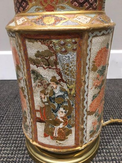 JAPON, SATSUMA Vase cylindrique de forme octogonale en faïence décoré en polychromie...