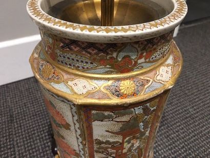 JAPON, SATSUMA Vase cylindrique de forme octogonale en faïence décoré en polychromie...