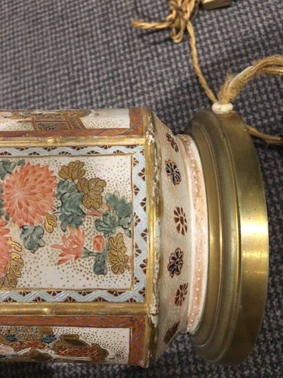 JAPON, SATSUMA Vase cylindrique de forme octogonale en faïence décoré en polychromie...