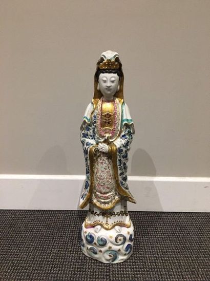 CHINE Grande figurine représentant la déesse Guanyn, émaillée blanche, debout sur...