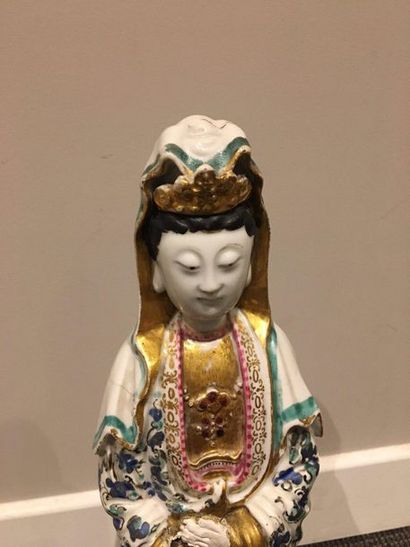 CHINE Grande figurine représentant la déesse Guanyn, émaillée blanche, debout sur...