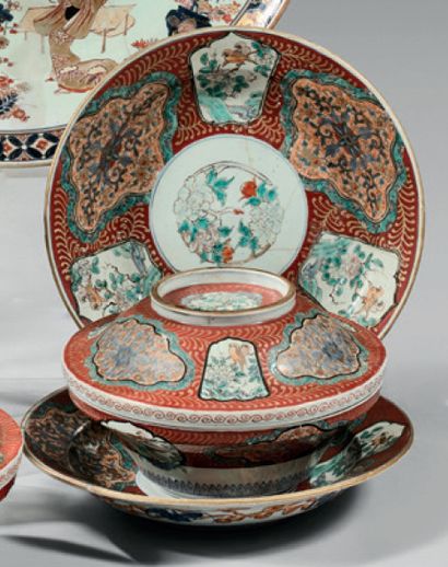 JAPON Pair of porcelain covered vegetable dishes and their circular coral-bottomed...