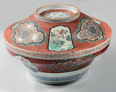 JAPON Pair of porcelain covered vegetable dishes and their circular coral-bottomed...