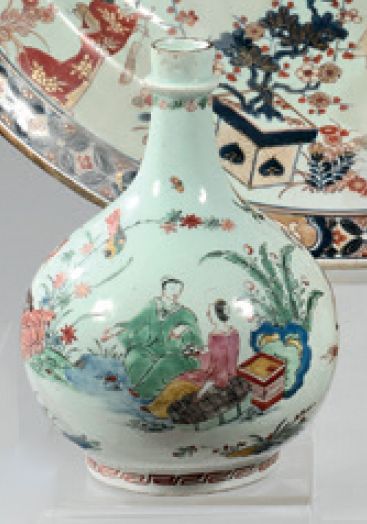 JAPON Bouteille de forme globulaire a haut col mouluré, à décor polychrome d'une...