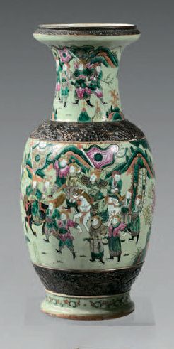 CHINE Vase de forme balustre en céramique décoré en émaux de la famille rose de scènes...