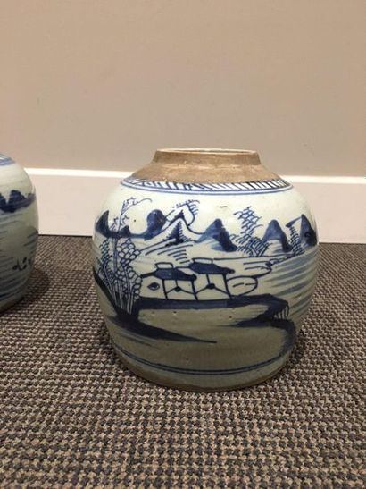CHINE Deux petits pots à gingembre en porcelaine, décoré en bleu d'un paysage fluvial...