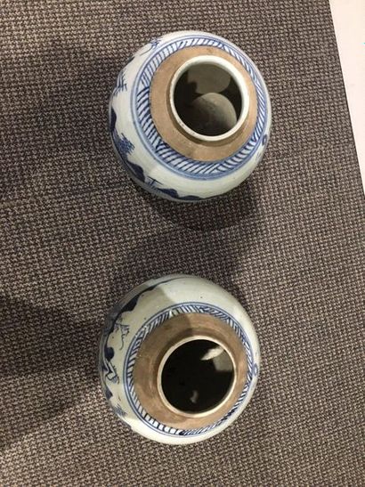 CHINE Deux petits pots à gingembre en porcelaine, décoré en bleu d'un paysage fluvial...