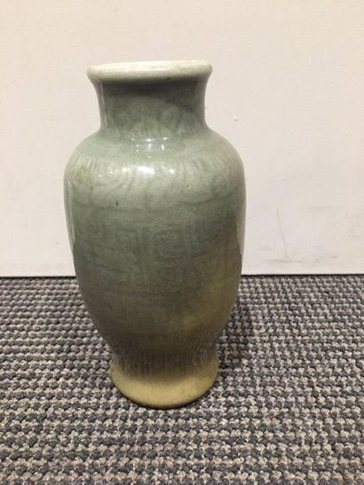CHINE Petit vase balustre en céramique à fond céladon à décor stylisé dans le goût...