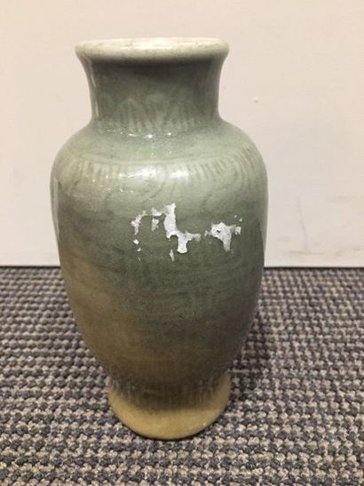 CHINE Petit vase balustre en céramique à fond céladon à décor stylisé dans le goût...