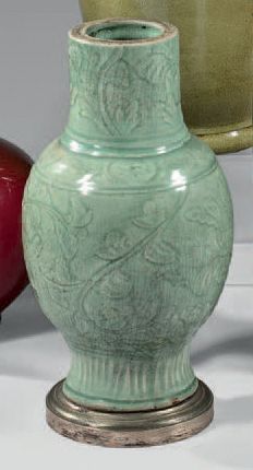 CHINE Vase balustre en grès à couverte craquelée céladon couvert à motifs de feuillages...