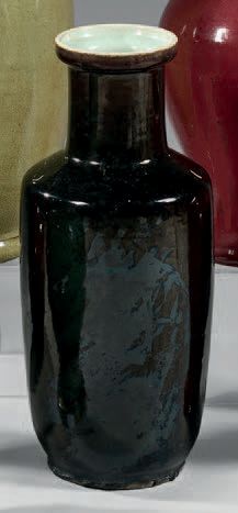 CHINE Vase en porcelaine de forme cylindrique à col étroit à décor monochrome noir...