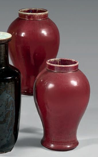 CHINE Paire de vases balustres en grès porcelaineux à couverte monochrome sang-de-boeuf.
XVIIIe-XIXe...