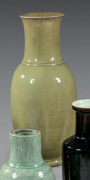 CHINE Grand vase de forme balustre en porcelaine à couverte monochrome jaune craquelé....