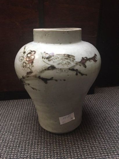 COREE Vase en céramique de forme balustre en grès décoré en rouge de cuivre d'une...