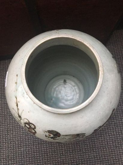 COREE Vase en céramique de forme balustre en grès décoré en rouge de cuivre d'une...
