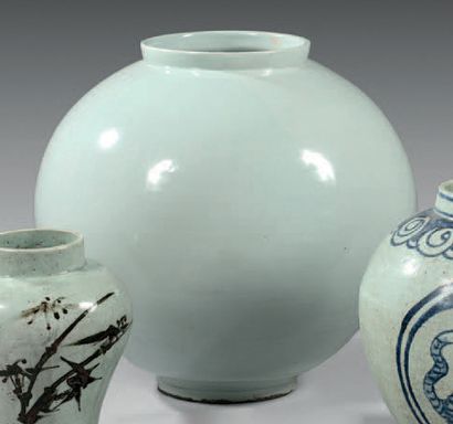 COREE Important vase à panse globulaire dit «moon jar» en céramique à décor monochrome...