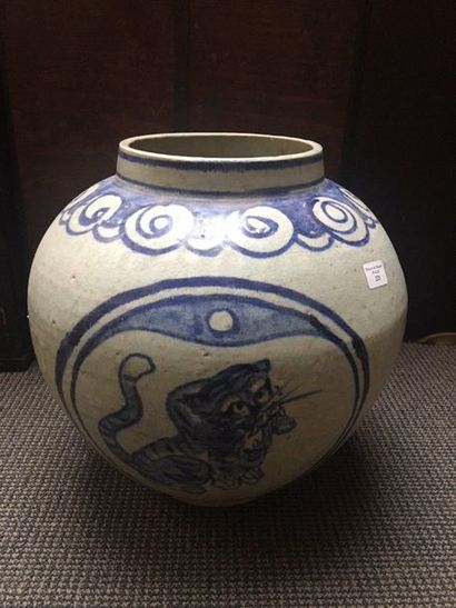 COREE Vase en céramique de forme hémisphérique décoré en bleu sous couverte de trois...