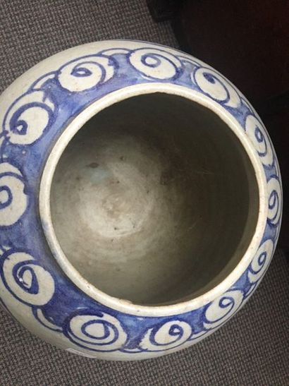 COREE Vase en céramique de forme hémisphérique décoré en bleu sous couverte de trois...
