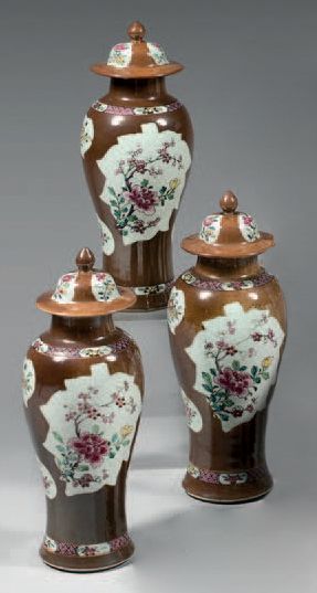 CHINE Garniture en porcelaine composée de trois potiches couvertes de forme balustre...