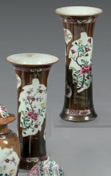CHINE Porcelain trim composed of three covered baluster-shaped vases and two conical...