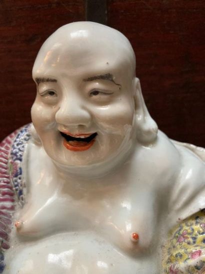 CHINE Figurine représentant un Bouddha en porcelaine assis sur un tertre ajouré à...