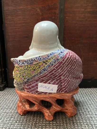 CHINE Figurine représentant un Bouddha en porcelaine assis sur un tertre ajouré à...