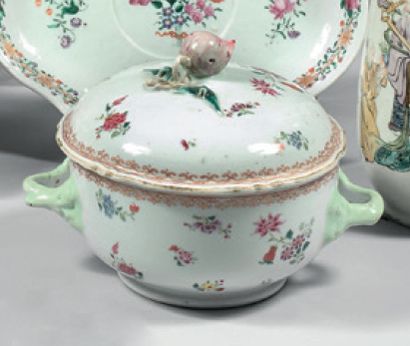 CHINE de COMMANDE Small circular porcelain covered terrine, decorated with flowers...