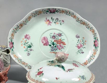 CHINE de COMMANDE Porcelain bouillon bowl tray with oval shape and polychrome floral...