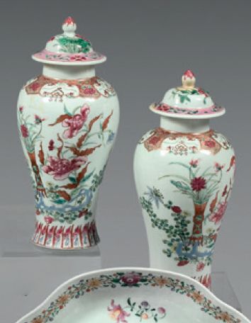 CHINE Pair of small covered porcelain baluster-shaped vases decorated in enamels...