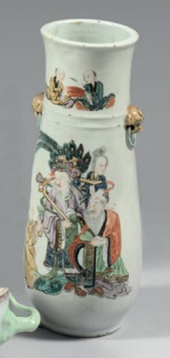 CHINE Petit vase balustre en porcelaine décoré en émaux de la famille rose d'immortels....