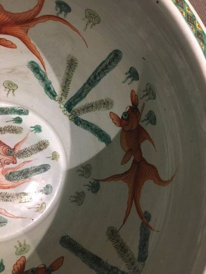 CHINE Grande vasque à poisson dite «aquarium» en porcelaine de forme circulaire à...
