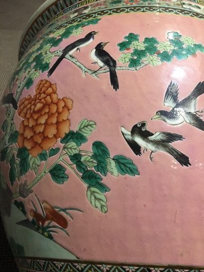 CHINE Large circular porcelain fish bowl called "aquarium" with a pink background...