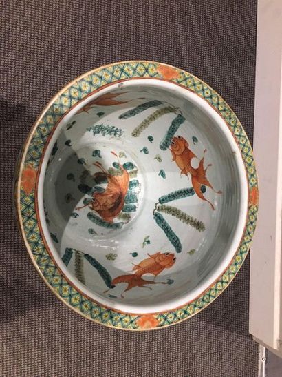 CHINE Vasque à poisson dite «aquarium» en porcelaine décoré en émaux de la famille...