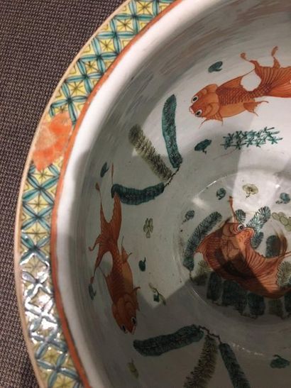 CHINE Vasque à poisson dite «aquarium» en porcelaine décoré en émaux de la famille...