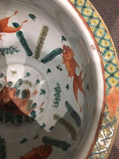 CHINE Vasque à poisson dite «aquarium» en porcelaine décoré en émaux de la famille...