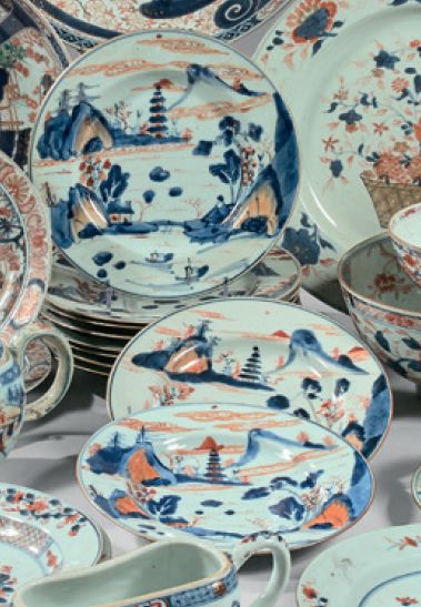 CHINE Ensemble de onze assiettes en porcelaine de forme circulaire décorée dans la...