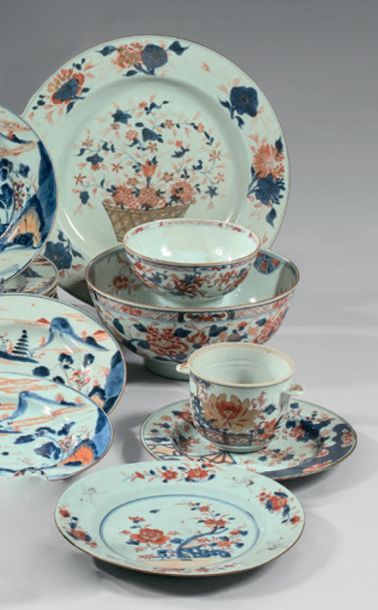 CHINE Ensemble en porcelaine à décor floral dans la palette imari comprenant un plat...