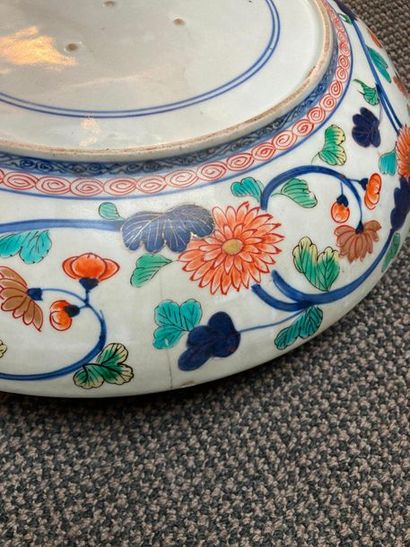 JAPON Pair of large circular porcelain bowls decorated in the imari palette of floral...