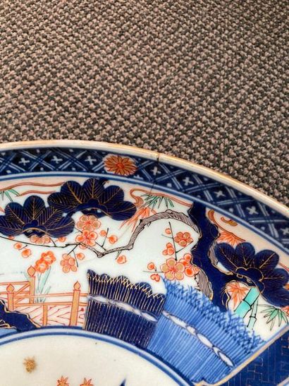 JAPON Paire de grandes coupes en porcelaine de forme circulaire décorées dans la...