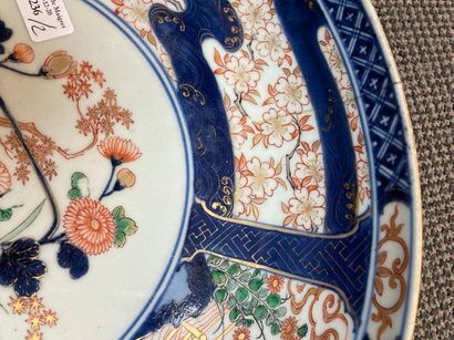 JAPON Paire de grandes coupes en porcelaine de forme circulaire décorées dans la...
