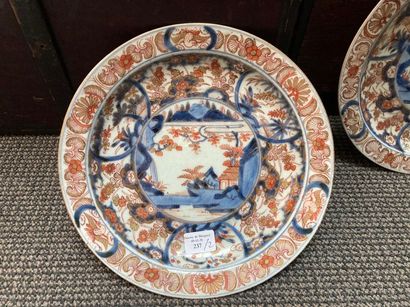 JAPON Deux assiettes circulaires en porcelaine, décorées dans la palette imari de...
