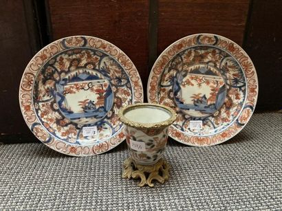 JAPON Two circular porcelain plates, decorated in the imari palette of landscapes...