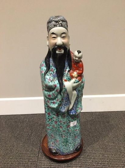 CHINE Grande figurine en porcelaine représentant un mandarin tenant un enfant dans...