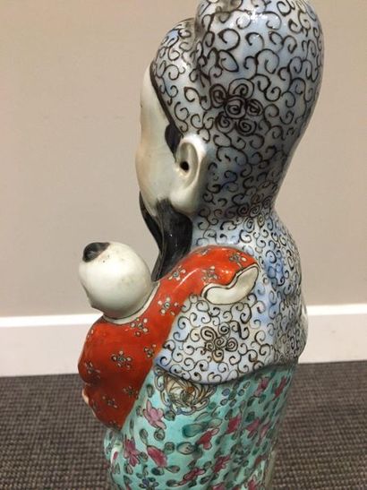 CHINE Grande figurine en porcelaine représentant un mandarin tenant un enfant dans...