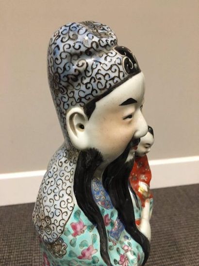 CHINE Grande figurine en porcelaine représentant un mandarin tenant un enfant dans...
