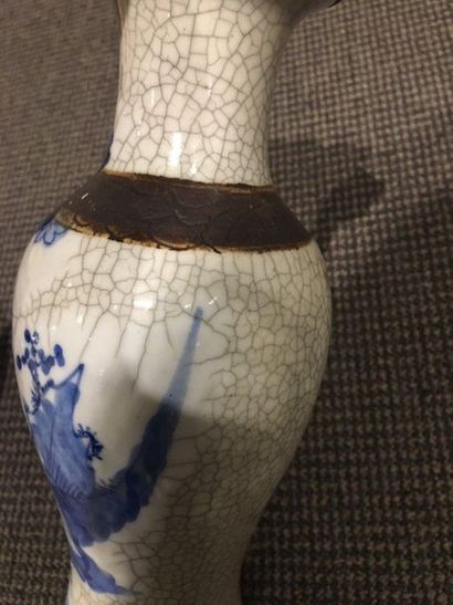 CHINE ET JAPON Lot composed of a hemispherical vase in porcelain of China (old bottle...