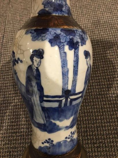 CHINE ET JAPON Lot composed of a hemispherical vase in porcelain of China (old bottle...