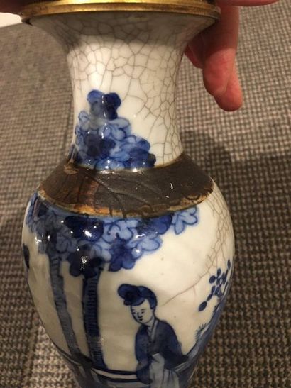 CHINE ET JAPON Lot composed of a hemispherical vase in porcelain of China (old bottle...