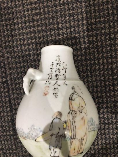 CHINE Petit vase en porcelaine, les anses figurant des têtes de chimères décorées...